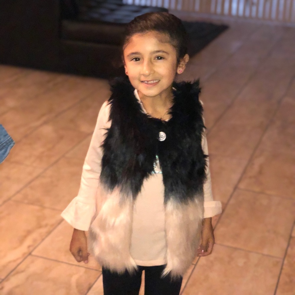 NWOT girls faux fur vest 🦋entire outfit 🦋 👌👌